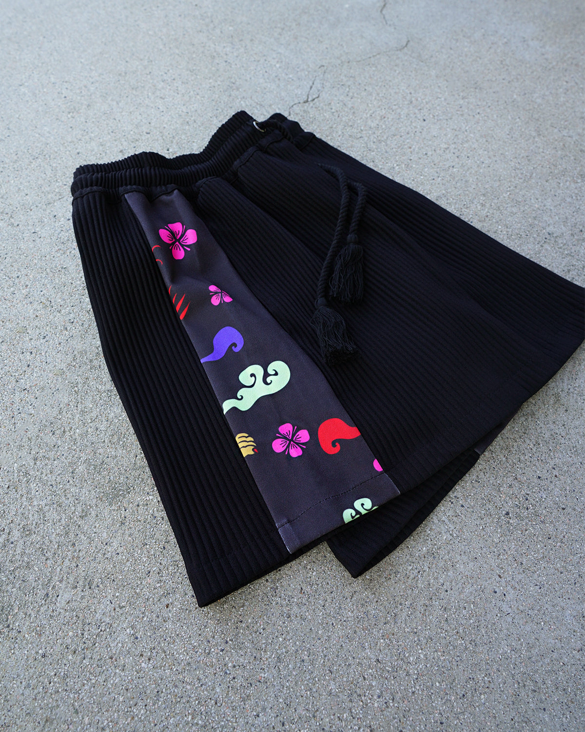 “Lounger” Pleated Short (Black)